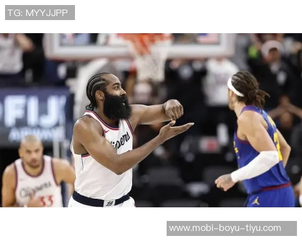 马克西称赞哈登新赛季表现出色训练刻苦展现对篮球的热爱与执着